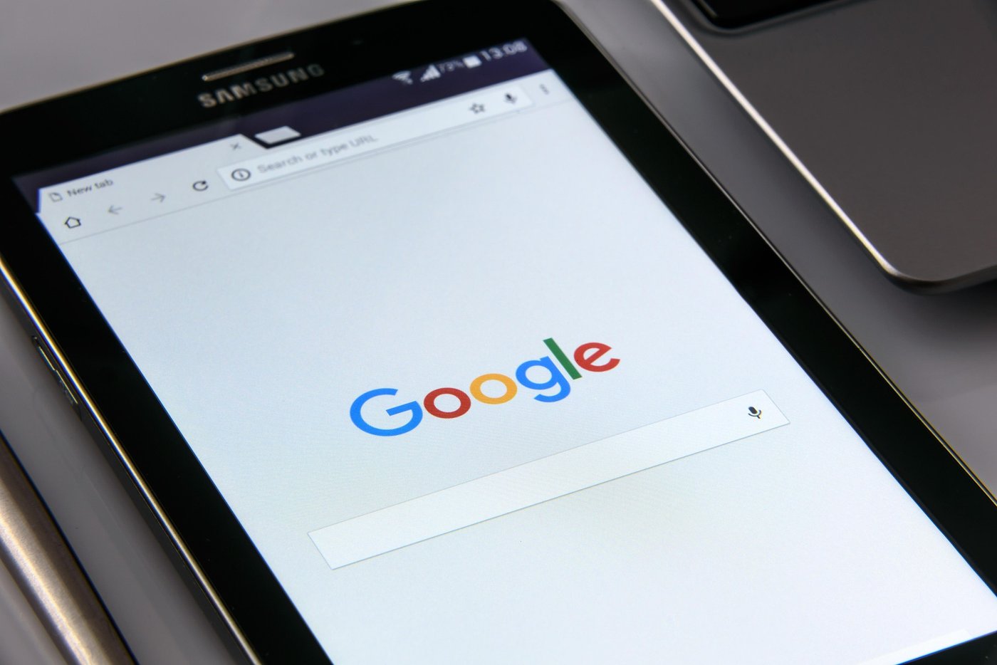 Page d'accueil Google affichée sur une tablette